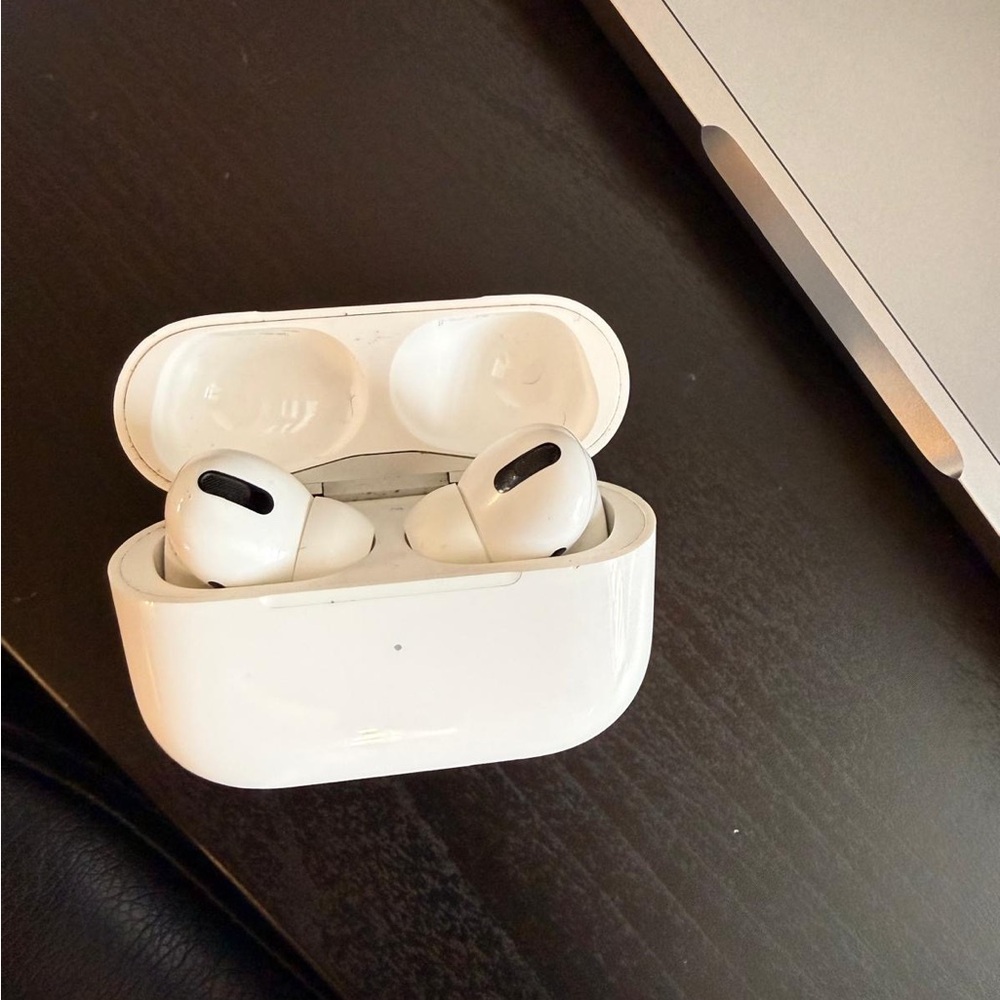 Apple airpod pro with Charging Case